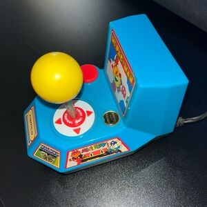 Ms. Pac-Man Twist Control Joystick 5-In-1 Plug & Play TV Games 2004 JAKKS NAMCO